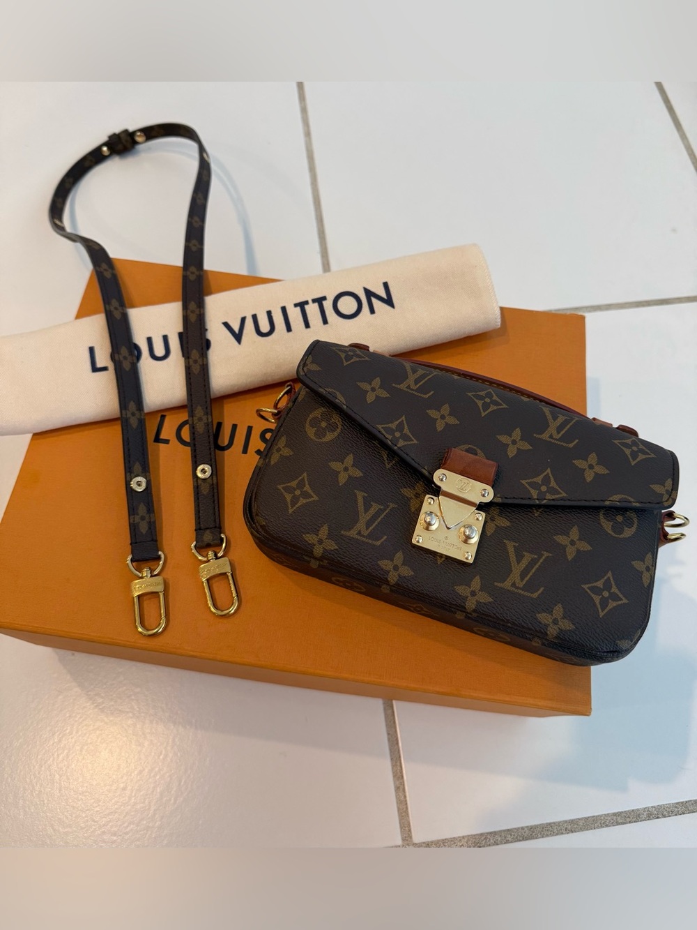 LOUIS VUITTON Pochette Métis East West in Monogram - 💯 AUTHENTIC